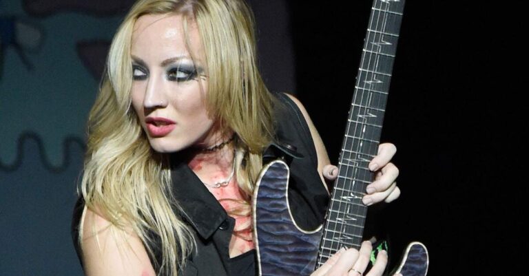 Nita Strauss tocando guitarra