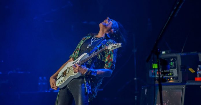 Steve-Vai Steve Vai tocando ao vivo