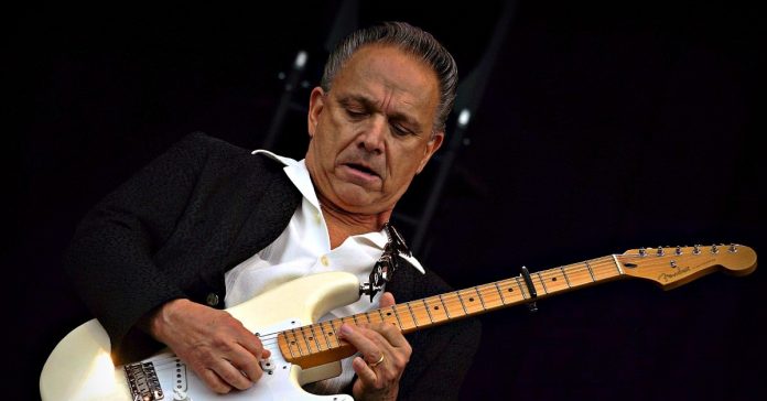 Jimmie-Vaughan Jimmie Vaughan tocando uma Stratocaster
