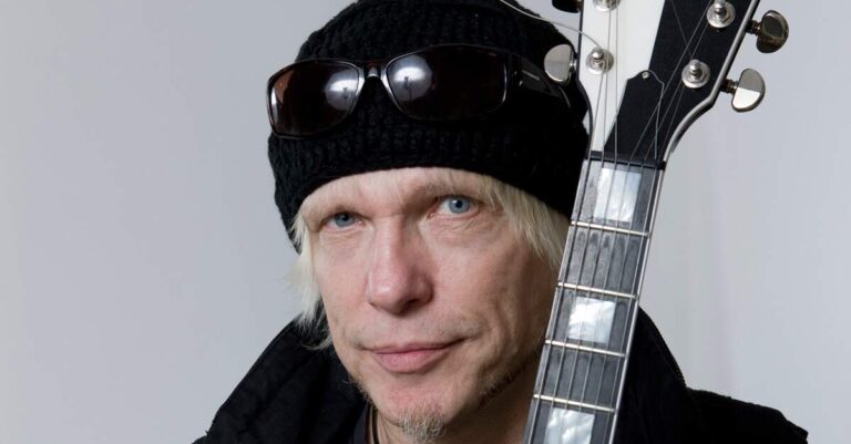 Michael Schenker segurando uma guitarra