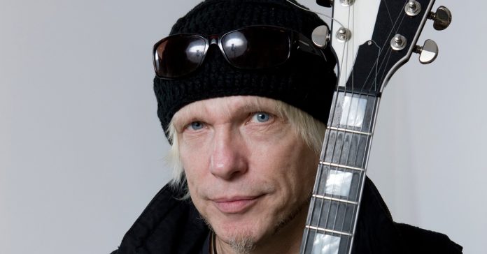 Michael-Schenker Michael Schenker segurando uma guitarra