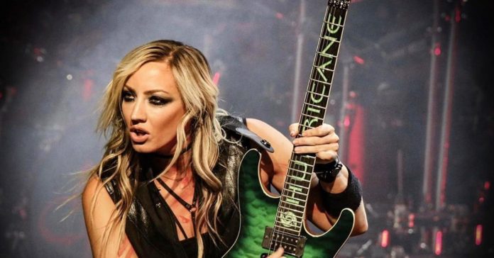 Nita-Strauss Nita Strauss tocando ao vivo
