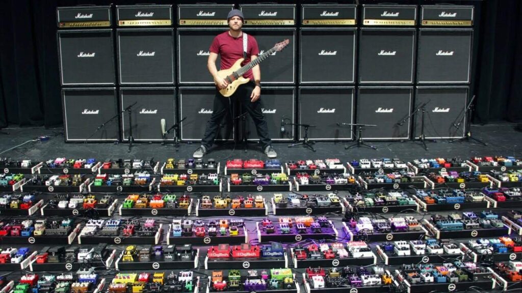 Rob Scallon monta a maior cadeia de efeitos de guitarra do mundo