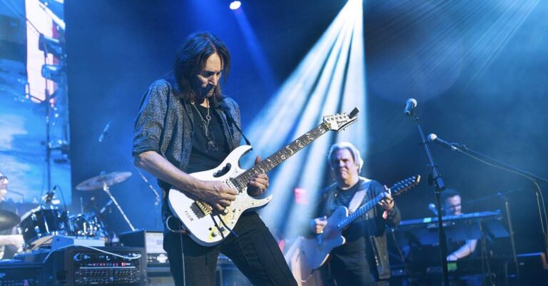 Steve Vai tocando ao vivo