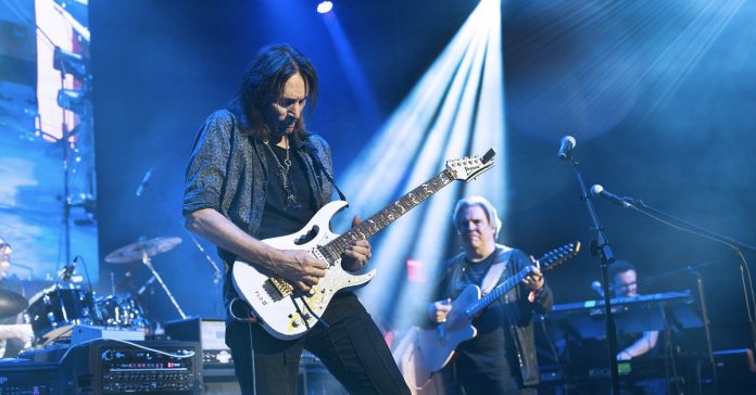 Steve-Vai Steve Vai tocando ao vivo