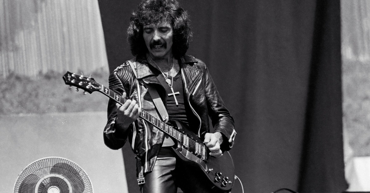 Tony Iommi em preto e branco