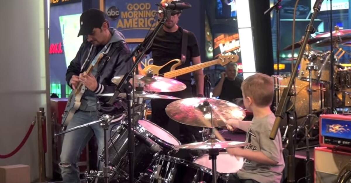 Brad Paisley tocando com um baterista de 6 anos