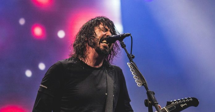 Dave-Grohl Dave Grohl tocando ao vivo