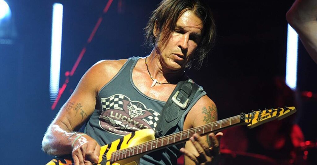 George Lynch tocando ao vivo