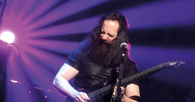 John Petrucci tocando ao vivo