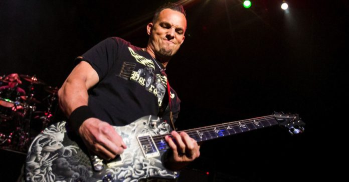 Mark-Tremonti Mark Tremonti tocando ao vivo