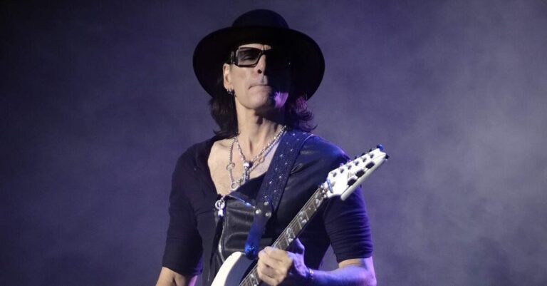 Steve Vai tocando ao vivo