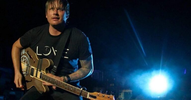 Tom DeLonge com uma guitarra semiacústica