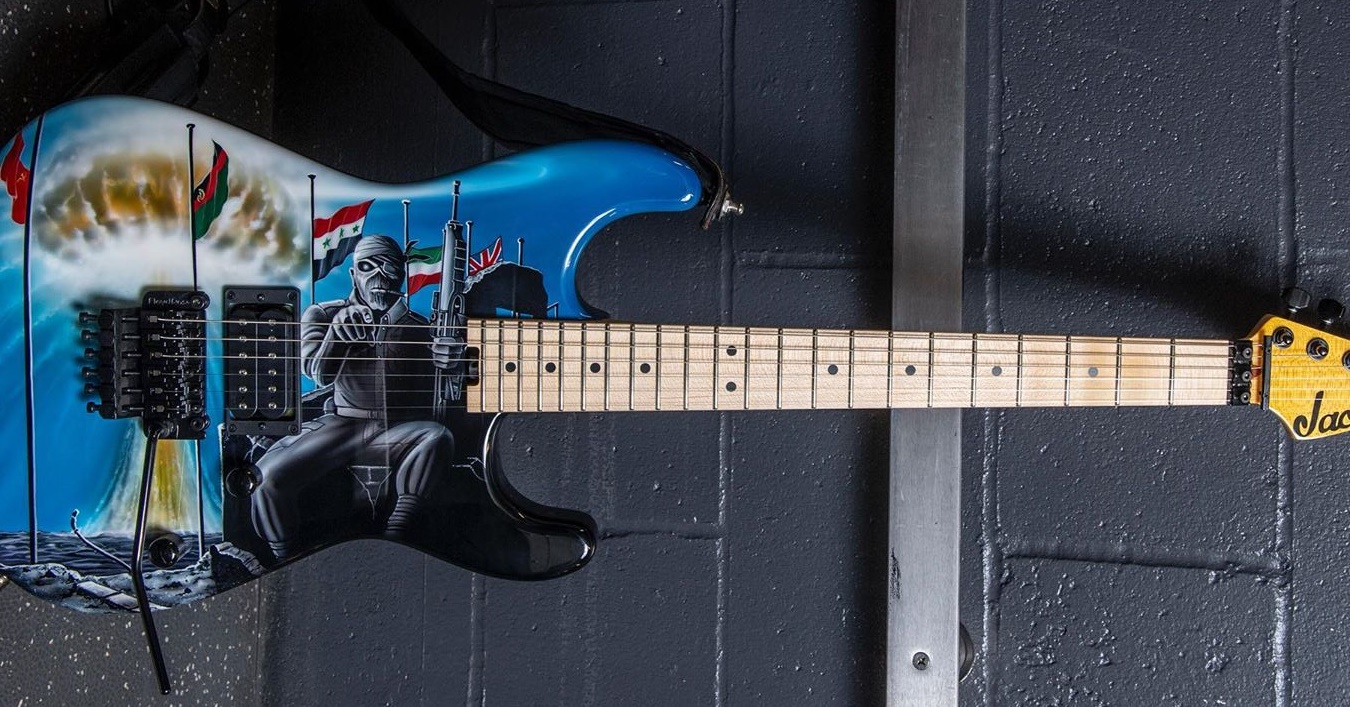 Jackson lança guitarra signature de Adrian Smith, do Iron Maiden