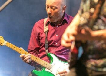 Como o canhoto Edgard Scandurra começou a tocar invertendo braço, mas não as cordas