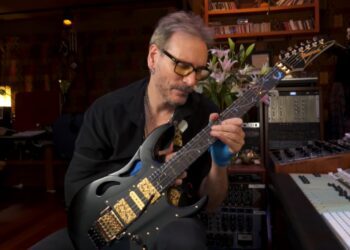 Steve Vai lança “Knappsack”, música que ele toca com apenas a mão esquerda