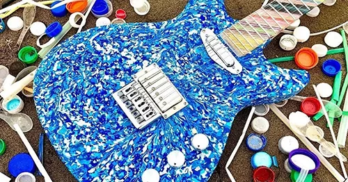 guitarra de plástico