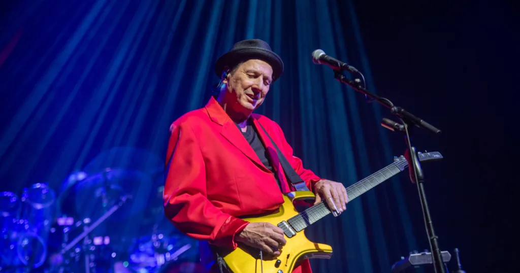 Adrian Belew fala sobre legado do king crimson