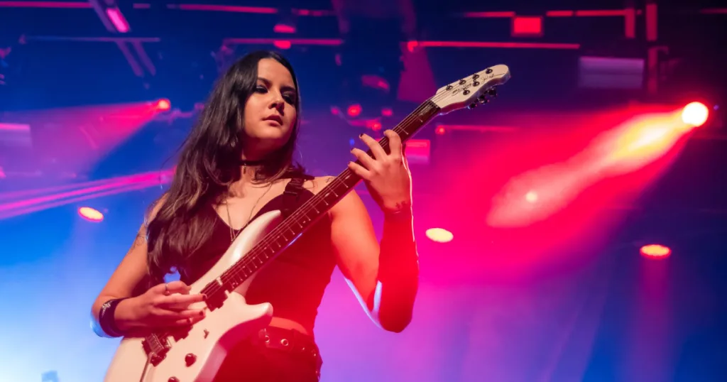 Helena Nagagata é a nova guitarrista da banda Crypta