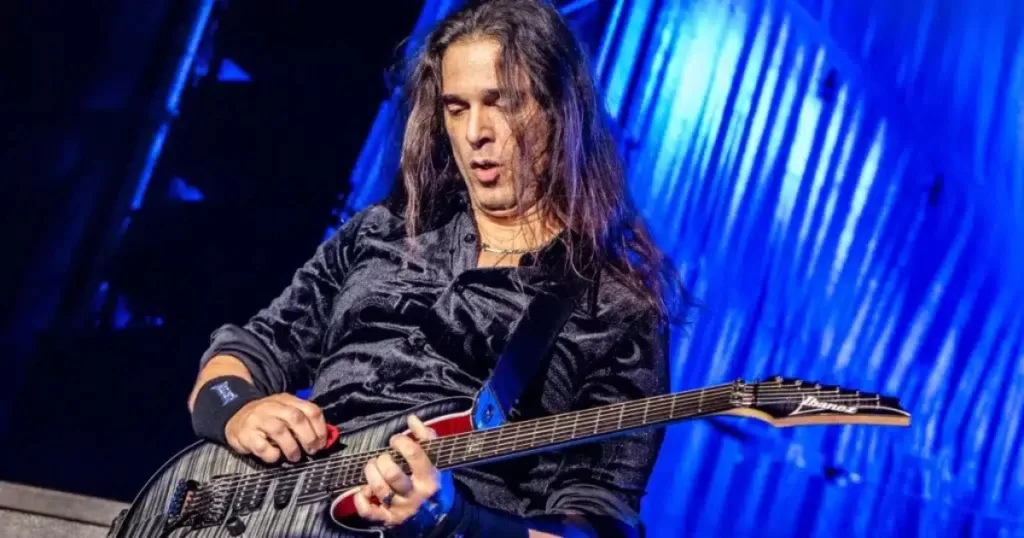 Kiko Loueiro não tem muito pudor para cuidar das guitarras