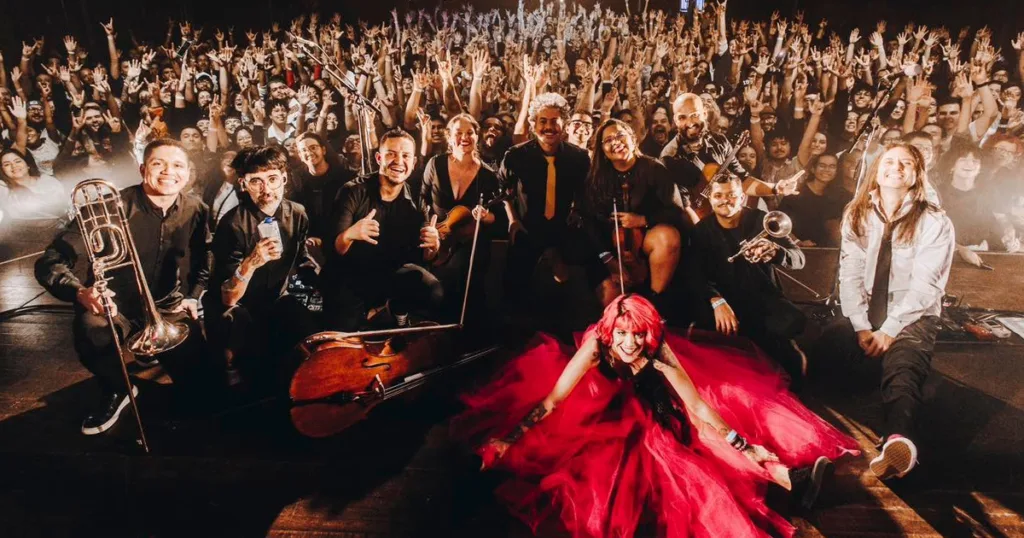 Supercombo conta com orquestra em último show da turnê