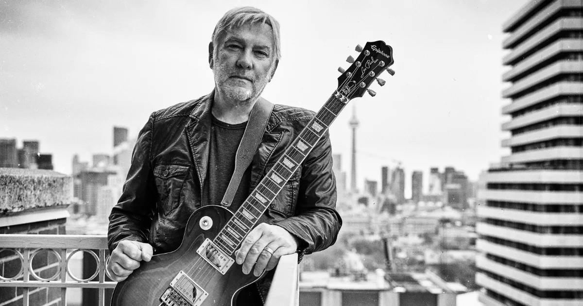 “Sempre tento ir por um caminho inesperado”, diz Alex Lifeson em entrevista exclusiva