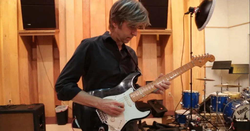 Você não vai acreditar por que Eric Johnson foi demitido no meio de uma gravação Eric Johnson comenta sobre as vezes em que foi demitido no meio de gravações