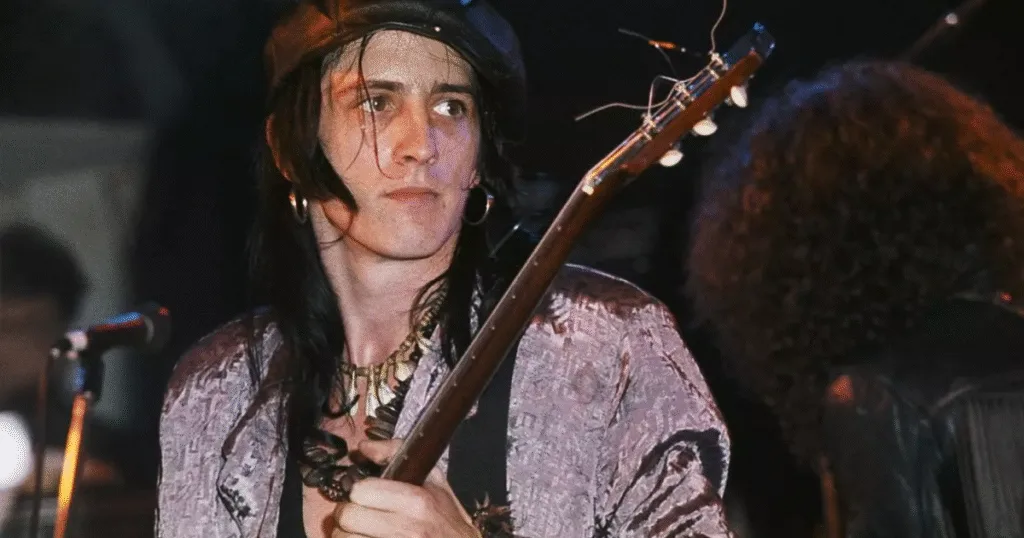 Ex-empresário revela por que Izzy Stradlin foi a alma do Guns Empresário afirma que Izzy Stradlin era a pessoa mais lúcida da banda.