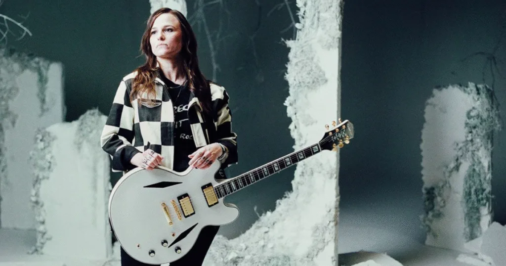 Guitarra icônica de Emily Wolfe é “decapitada” durante voo — o que isso revela? Emily Wolfe teve sérios problemas com sua guitarra Epiphone durante um voo