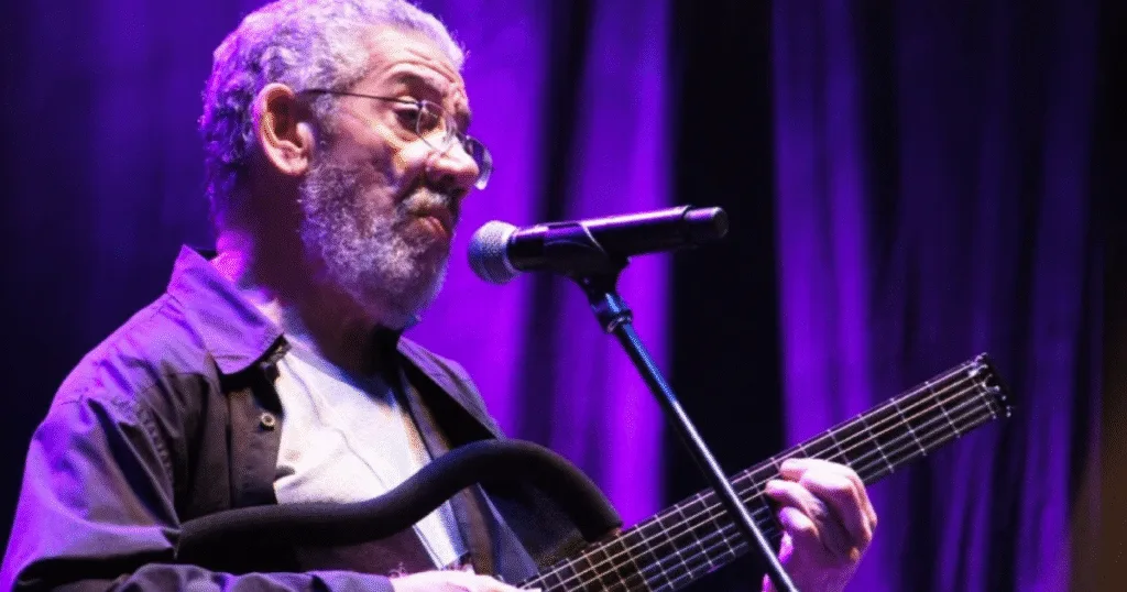 O legado de Helio Delmiro é tema da revista Guitarload #141