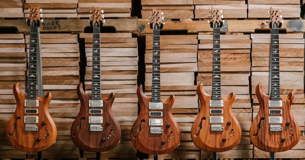 Guitarra PRS S2 Special Semi-Hollow Reclaimed feita com madeira brasileira e peças recuperadas do furacão em edição limitada.