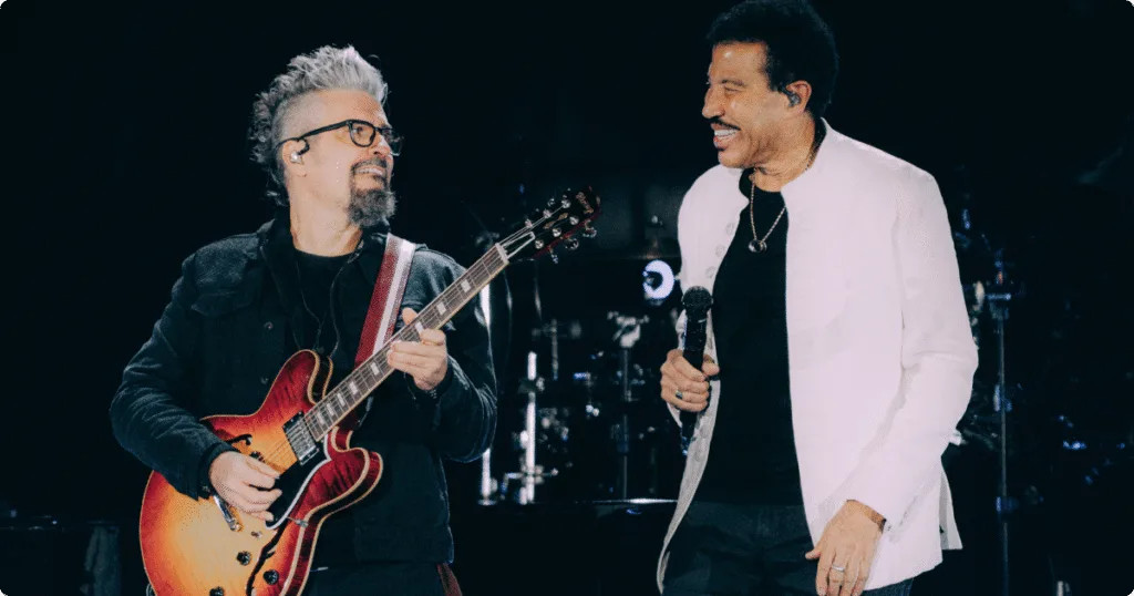 Grecco Buratto revela detalhes sobre como é ser guitarrista na banda de Lionel Richie Grecco Buratto fala sobre como é tocar com astro internacional.