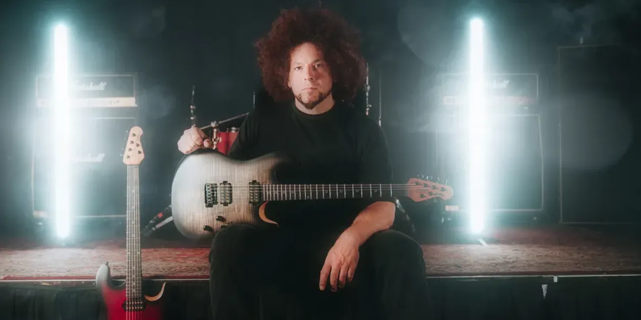 Sterling by Music Man lança versão acessível da guitarra Sabre de Rabea Massaad