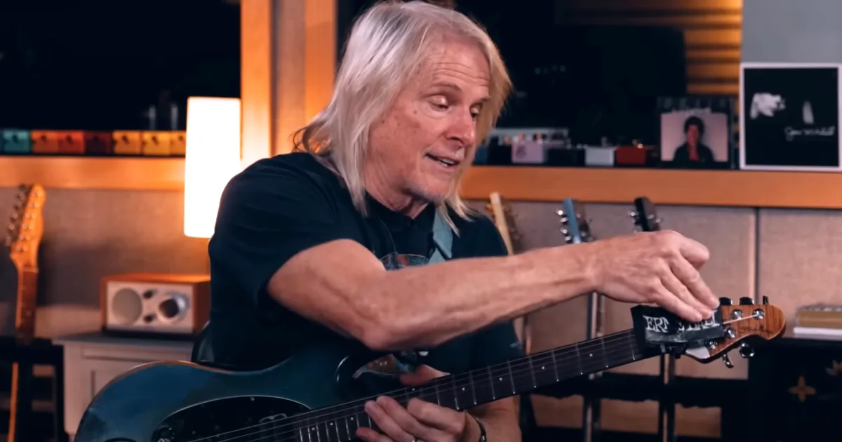 Steve Morse adapta guitarra e técnica para manter a carreira ativa