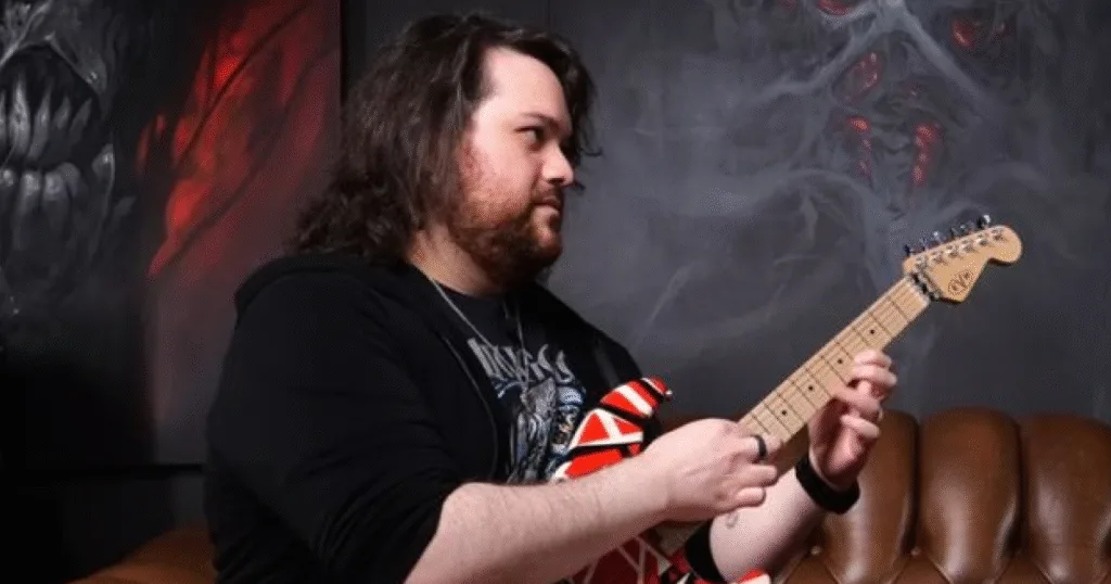 Wolfgang Van Halen explica os dois estilos de tapping que marcaram a obra de EVH Wolfgang Van Halen faz raio-x sobre a técnica de guitarra que consagrou seu pai, Ed Van Halen