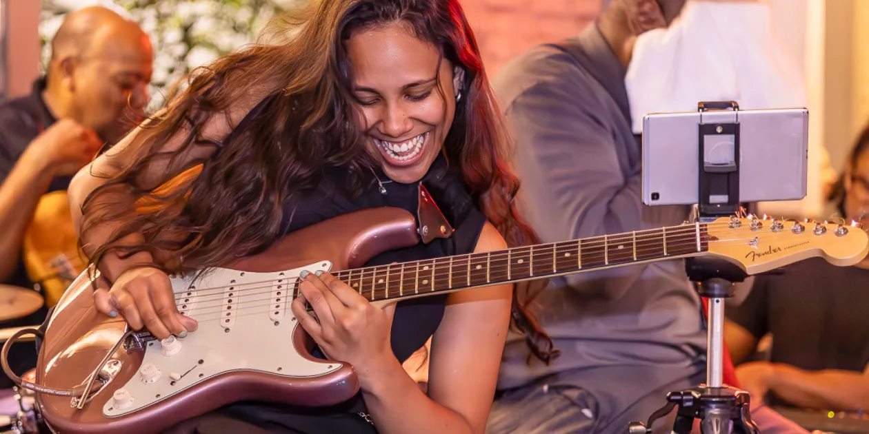 Exclusivo: Guitarload nº 144 mergulha no inspirador trabalho de Amanda Cunha; confira a entrevista!