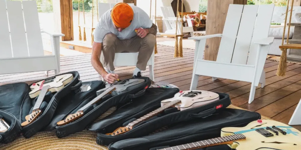 A série Ad Astra 10 transforma a Starcaster de Tom DeLonge em peça cósmica ao integrar meteoritos reais ao acabamento.