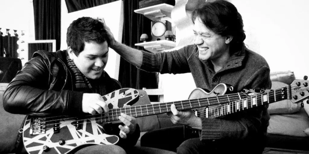 Wolfgang Van Halen relembra a pressão e os desafios de tocar ao lado do pai no Van Halen.
