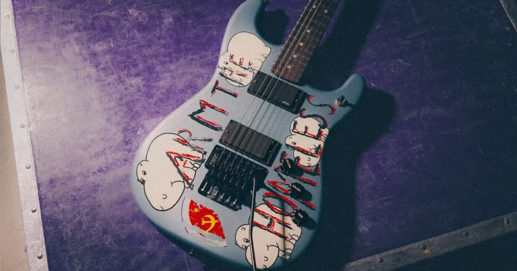 Fender e Tom Morello relançam a icônica guitarra “Arm The Homeless” A “Arm The Homeless” volta repaginada e pronta para uso sério: veja todas as especificações técnicas e curiosidades.