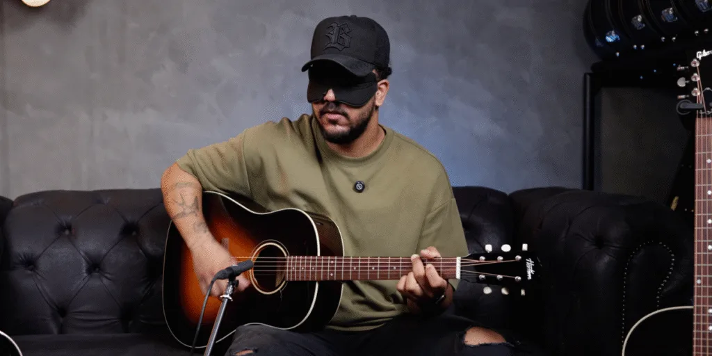 Hertom lança websérie “Teste Cego” com comparativo entre violões para músicos exigentes Kallidi Gustavo testa violões GA e J45 na estreia da websérie “Teste Cego”, da Hertom