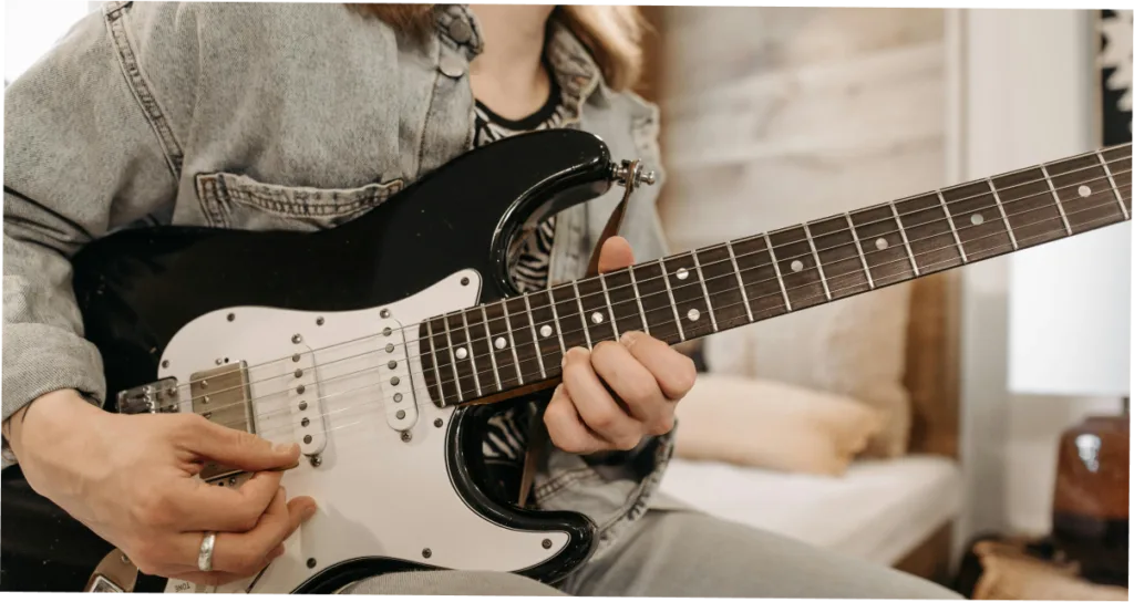 Longe do protagonismo automático, a guitarra encontrou novos espaços na música moderna. O instrumento se tornou mais funcional, integrado ao digital e valorizado por quem entende contexto e musicalidade.