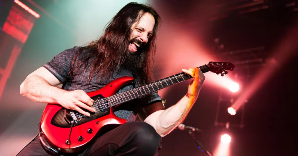 John Petrucci relembra momento de pressão de gravadora para comercializar o som do Dream Theater John Petrucci relembra a única vez que a gravadora tentou tornar o Dream Theater mais comercial.