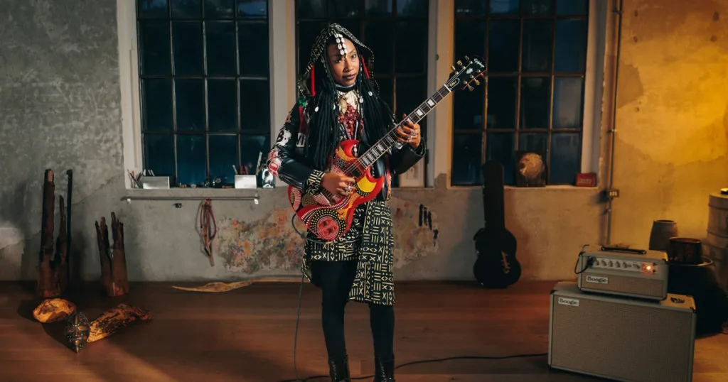 Nova SG da Epiphone celebra arte, identidade e inovação de Fatoumata Diawara Fatoumata Diawara SG, marca é a primeira guitarra signature da Epiphonee de uma mulher negra.