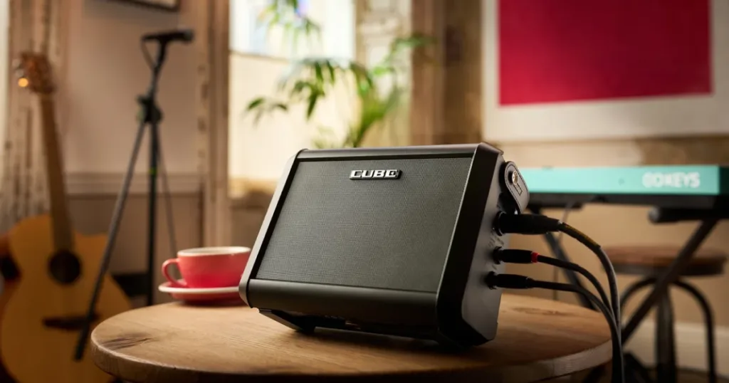 Roland apresenta Cube Street Mini, amplificador compacto para músicos em movimento Roland apresenta o Cube Strret Mini.