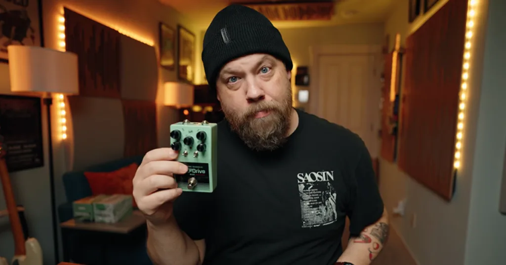 Fluff Drive é o primeiro pedal signature da Warm Audio, focado em alto ganho