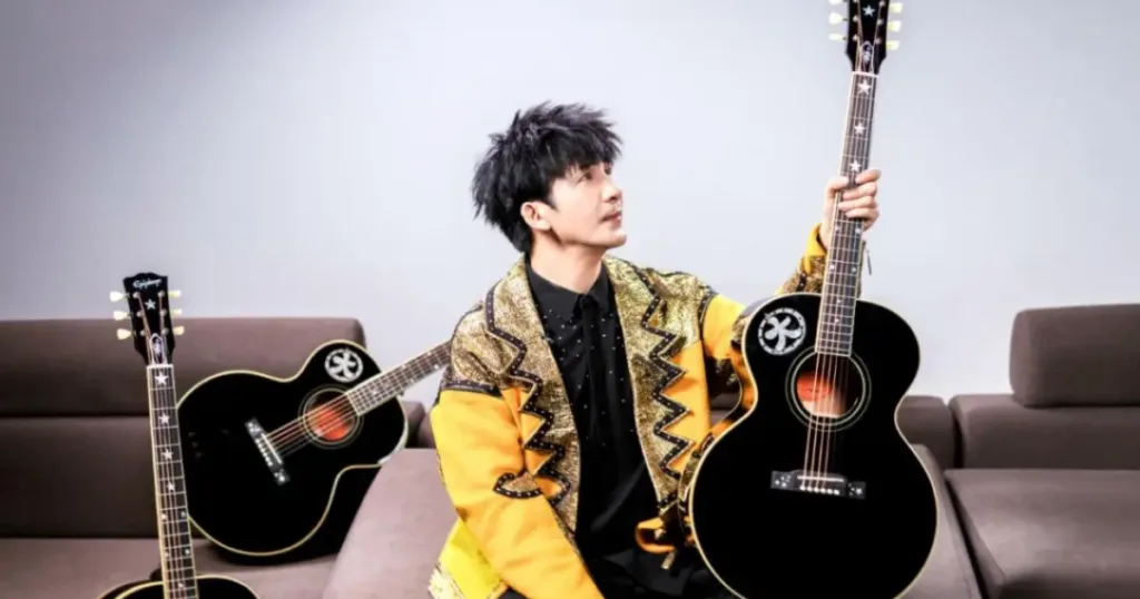 Epiphone lança violão J-180 assinado por estrela da música chinesa Gibson lança o violão WoWkie Da J-180, primeiro instrumento do tipo sigjature de um artista chinês