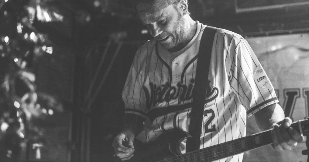 Guitarrista de banda canadense perde dois dedos em acidente na construção civil Steph, guitarrista da banda Victories, perdeu dedos durante acidente