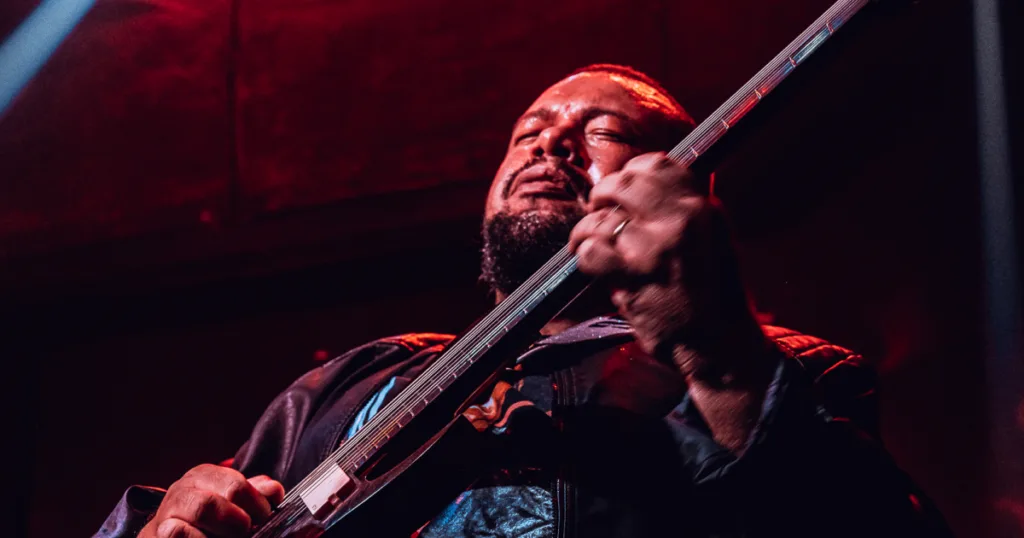 Michel Oliveira relembra gambiarra que marcou seu início nas guitarras de alcance estendido