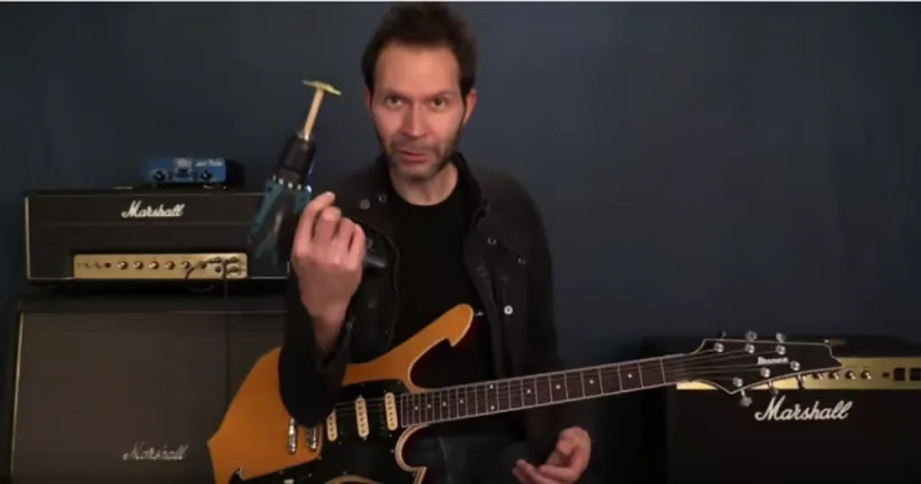 Paul Gilbert explica como surgiu a ideia de usar uma furadeira em seus shows e revela o contexto criativo por trás do momento icônico.