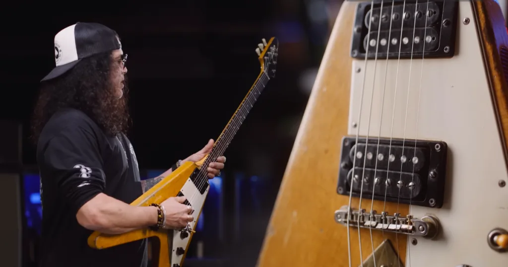 Slash revela Flying V raríssima que virou arma secreta nas gravações clássicas do Guns N’ Roses